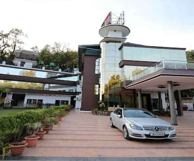 https://imgcld.yatra.com/ytimages/image/upload/t_hotel_yatra_city_desktop/v1433484009/Domestic Hotels/Hotels_Dehradun/Hotel JSR Inn/Entrance.jpg